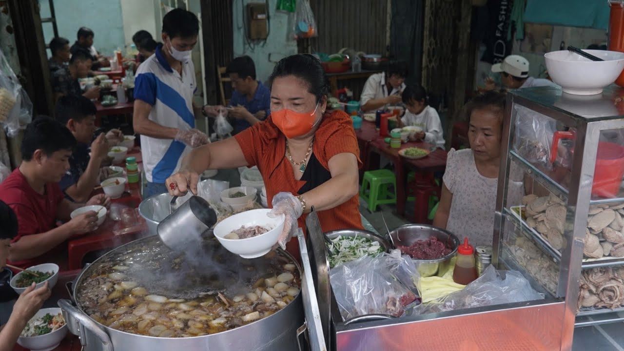 Chị gái bán phở bò giá từ 25k/tô khách đông làm không kịp ngừng tay