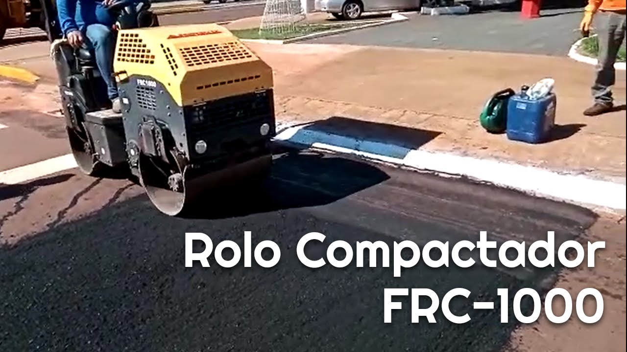 Rolo Compactador FRC-1000 liso fazendo tapa-buraco em asfalto