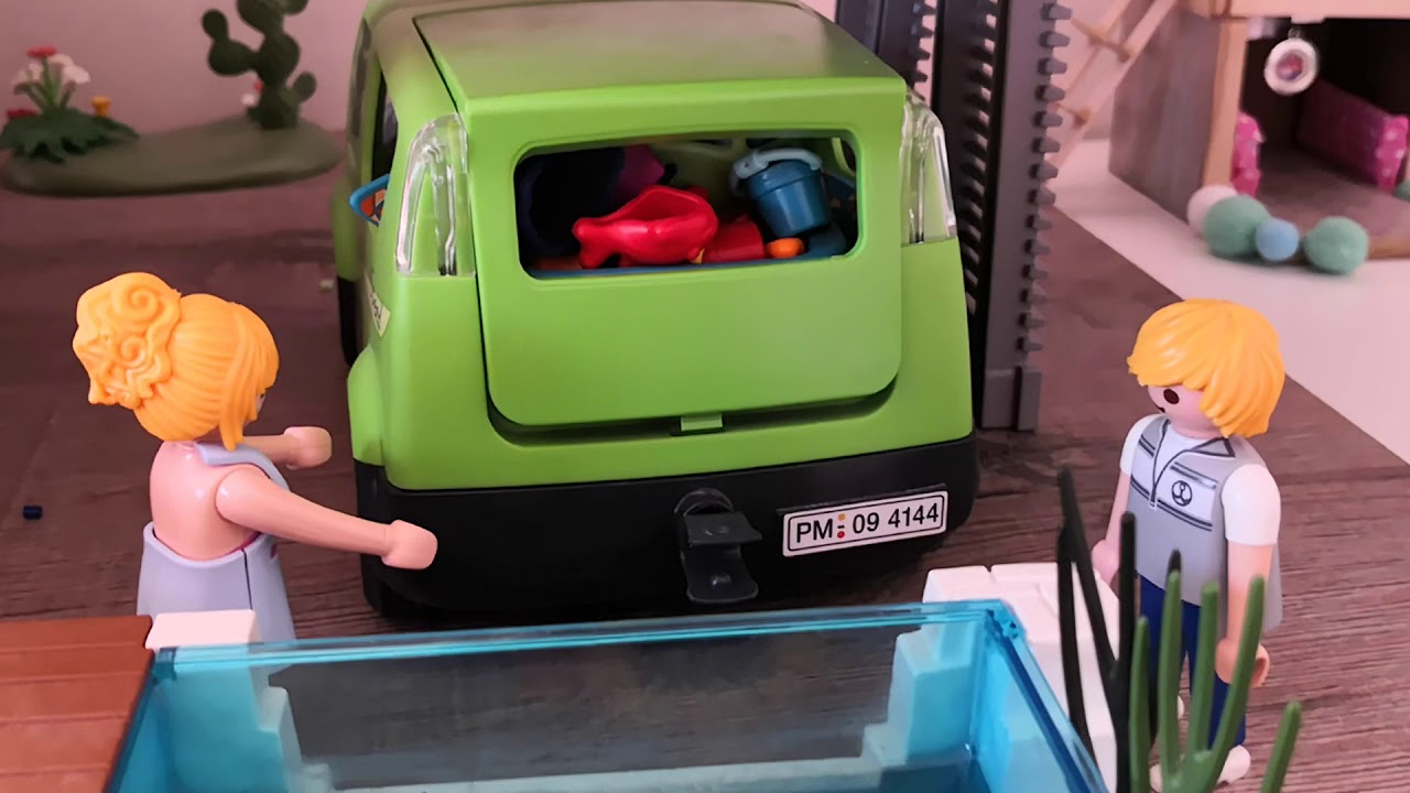 Chloé en français présente une histoire Playmobil : un après midi à la plage 👍⛱️🏄‍♂️🏊