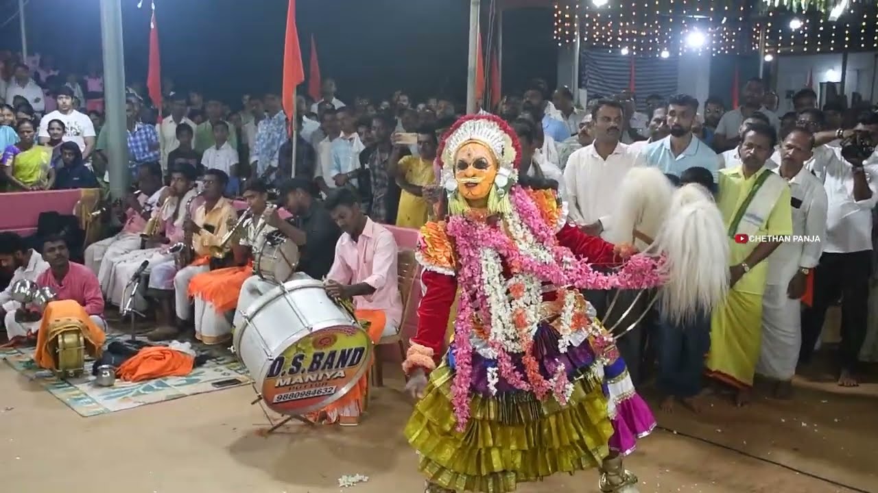 ಪಂಜ‌ ಮೂಲಸ್ಥಾನ ಗರಡಿ ಬೈಲಿನಲ್ಲಿ   ಶ್ರೀ ಕಾಚುಕುಜುಂಬ ದೈವದ ನೇಮ ಸಾವಿರ ಸೀಮೆ ಒಡೆಯನ ಬಲಗೈ ಬಂಟ.