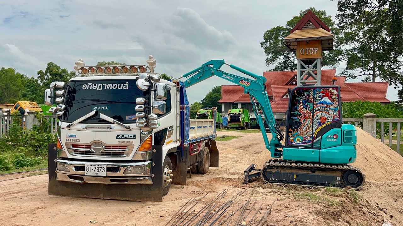 KOBELCO SK45SR-6 เจ้าตัวเล็กน้องใหม่ทีเด็ดเสี่ยพีทการโยธาAPDกำลังตักทรายใส่ดั้มและดันกองทราย