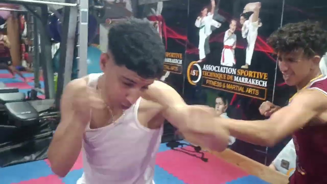 حصة مشوقة في تكنيك و البراتيك الملاكمة 🥊 المتواجدة في قاعة  سيدي يوسف بن علي المحاميد