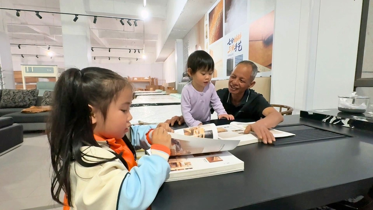 婚前先旅：小妹最近赖上了爷爷，找不到就哭，一起玩游戏好开心