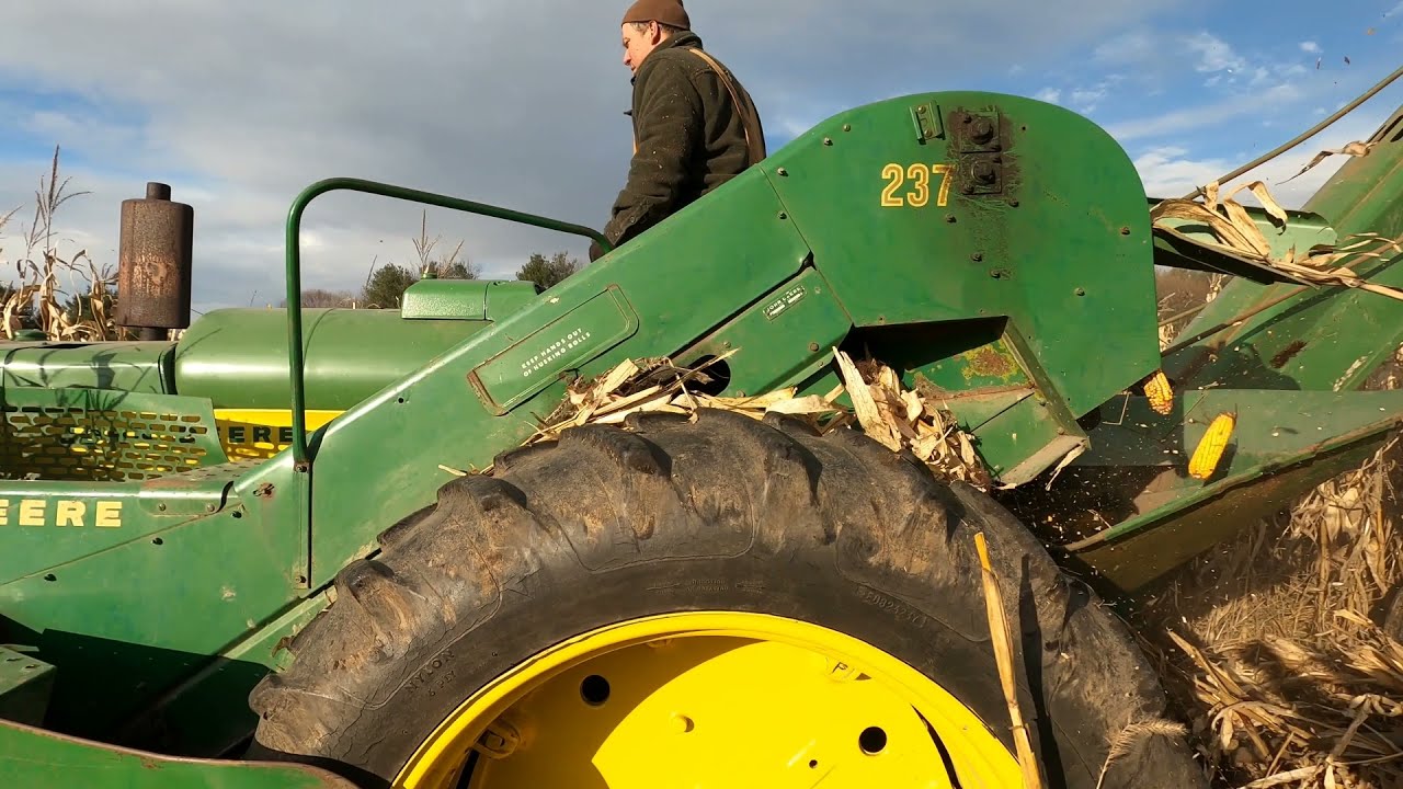 John Deere 237 mounted picker