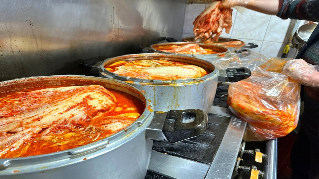 김치 사용량 1톤! 압력밥솥으로 만드는 김치찜! 간판도 없는 원조맛집 / Monthly kimchi consumption 1 ton Kimchi-jjim restaurants