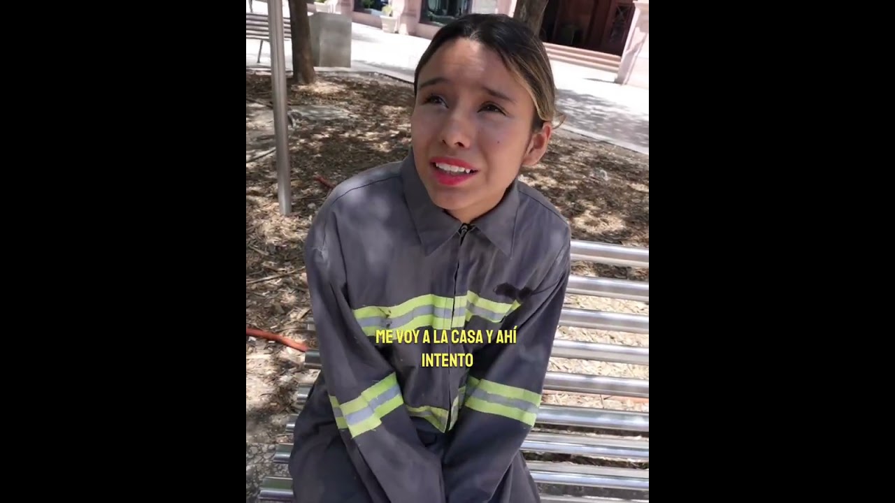 Millonario se viste de botarga para pedir dinero y así lo trataron💔 Joven barrendera nos hizo llorar