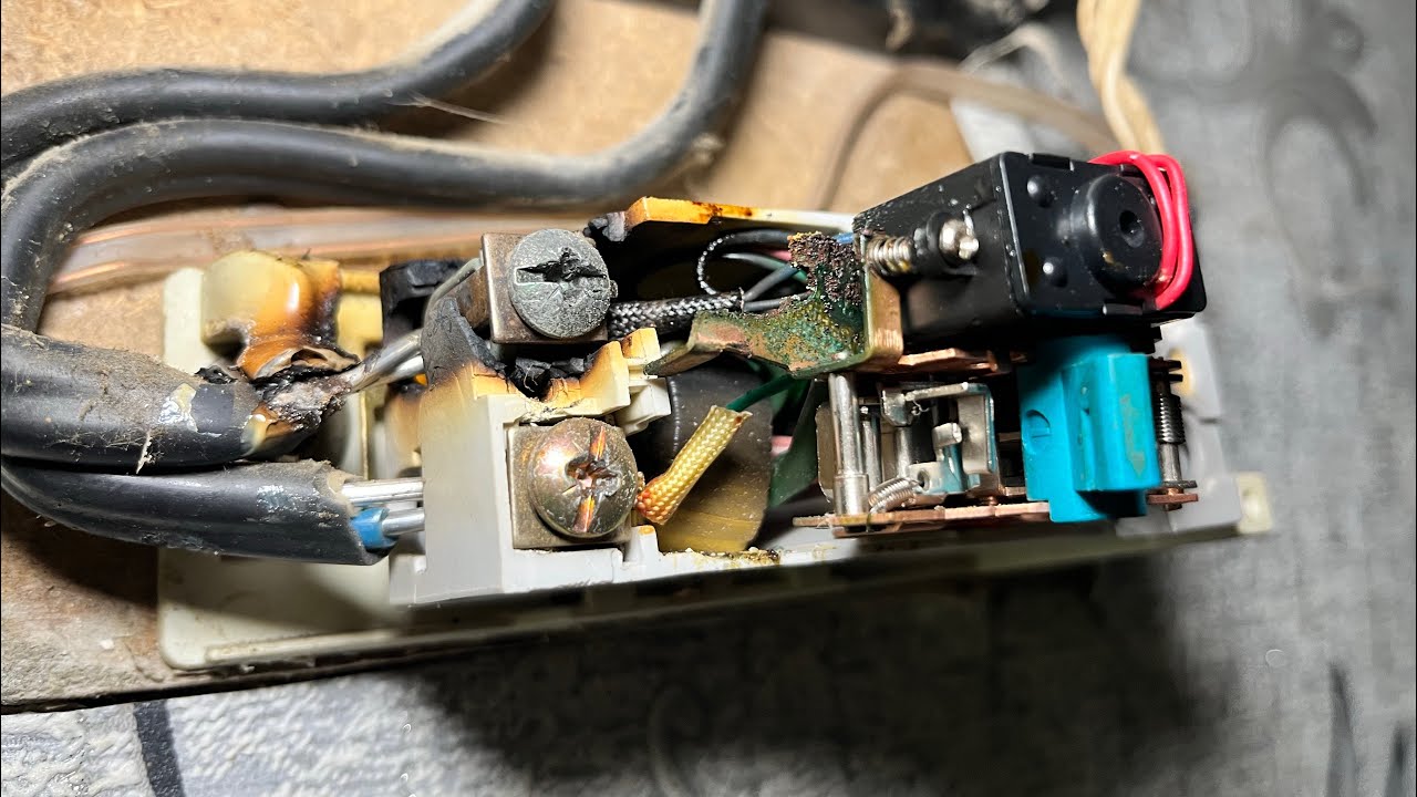 ✅Работа под НАПРЯЖЕНИЕМ😱 | Аварийный вызов ЭЛЕКТРИКА⚡️Выгорело УЗО🔥