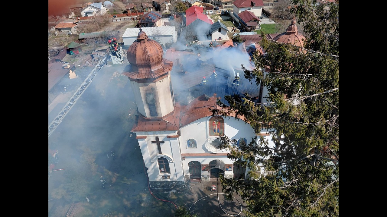 Imagini din dronă cu incendiul de la biserica monument din Puchenii Mari