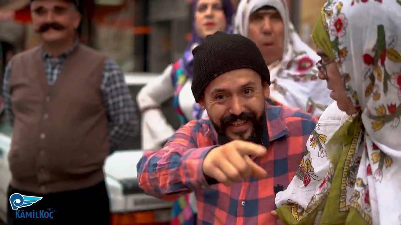 Bizimkileri otobüsten atıyorlar. Cümbüş var.