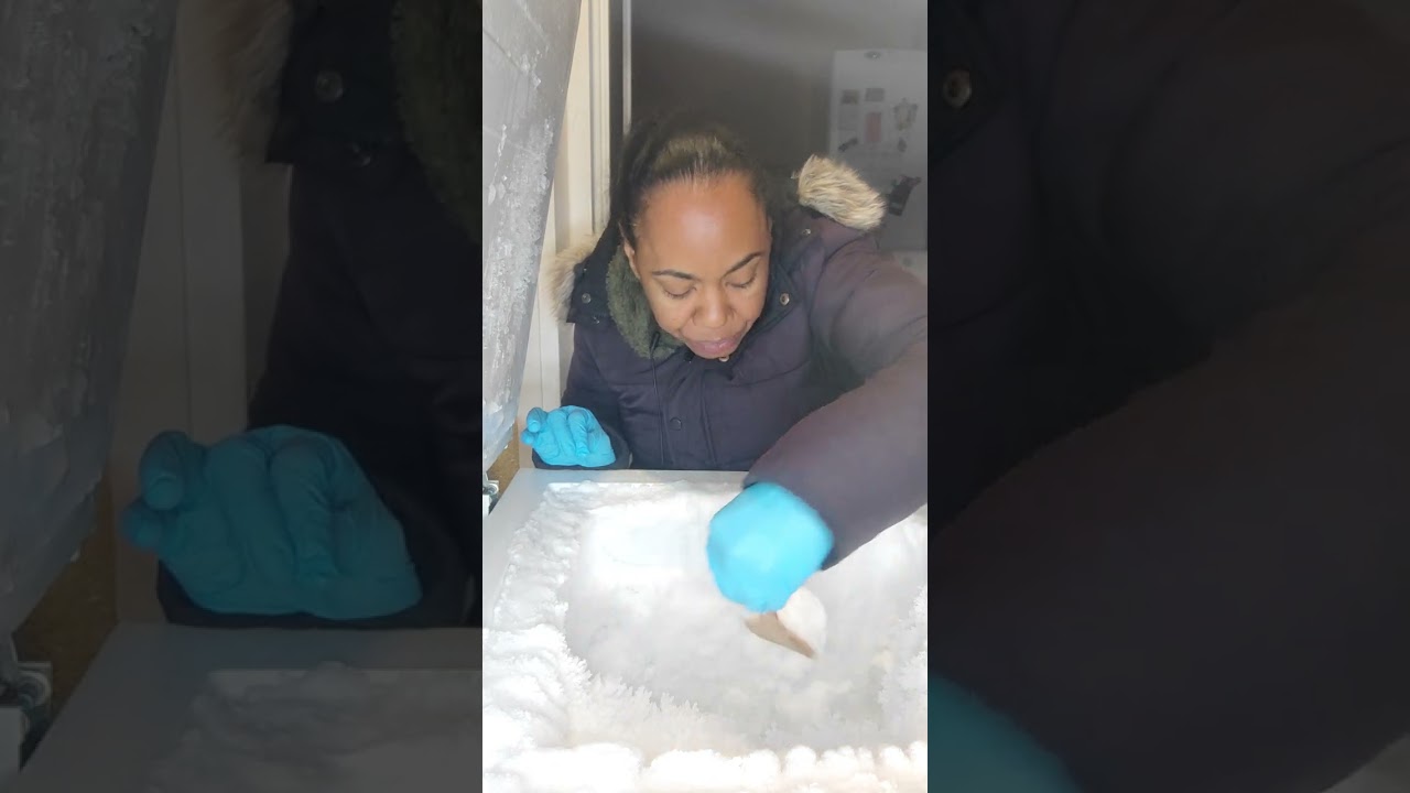 ASMR/EATING ICE FROM THE BIG FREEZER ❄️❄️❄️