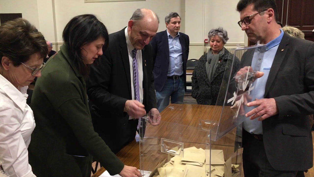 Ambiance d&eacute;contract&eacute;e pendant le d&eacute;pouillement des municipales 2020 &agrave; Broglie
