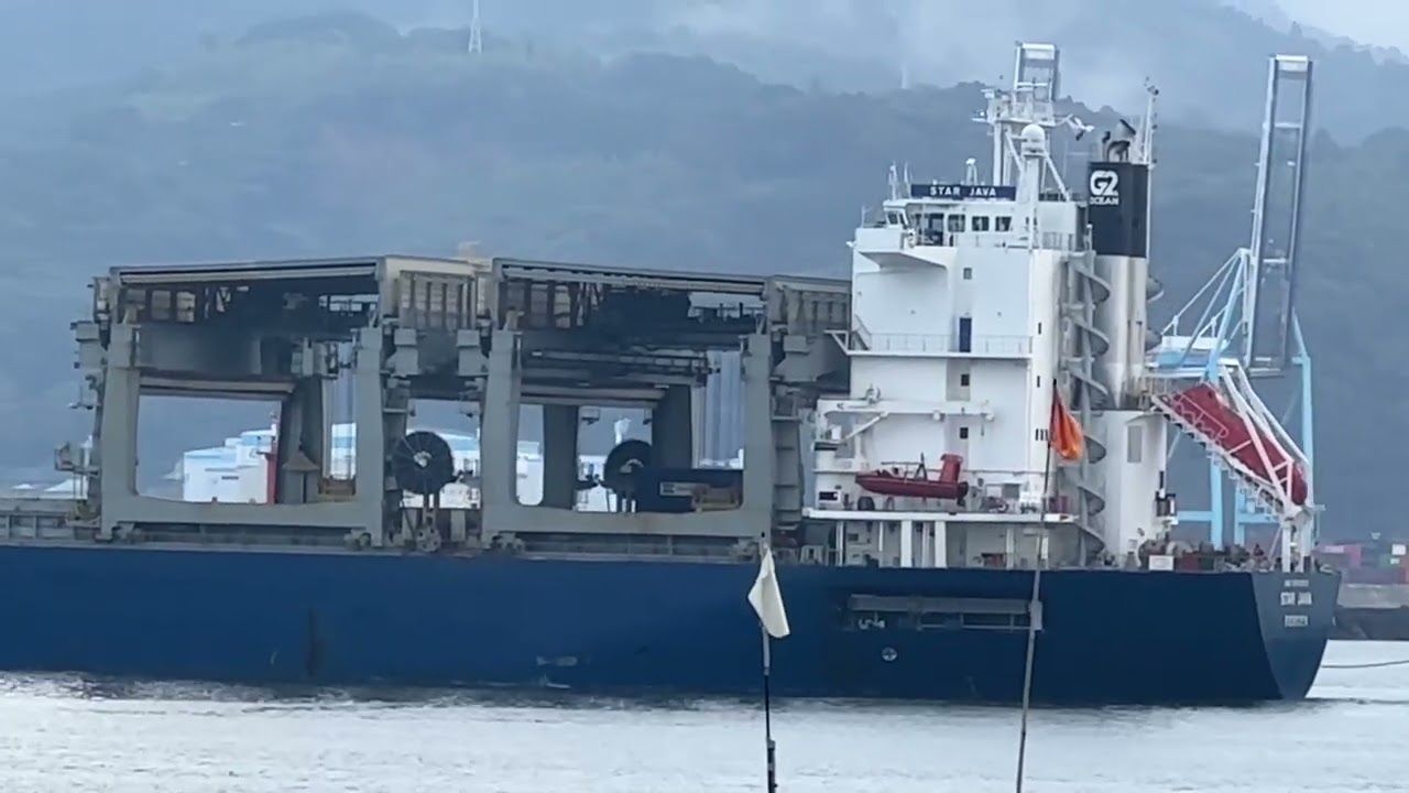 今の清水港 2023.7.9 AM5:40 珍しい船「Q2OCEAN」