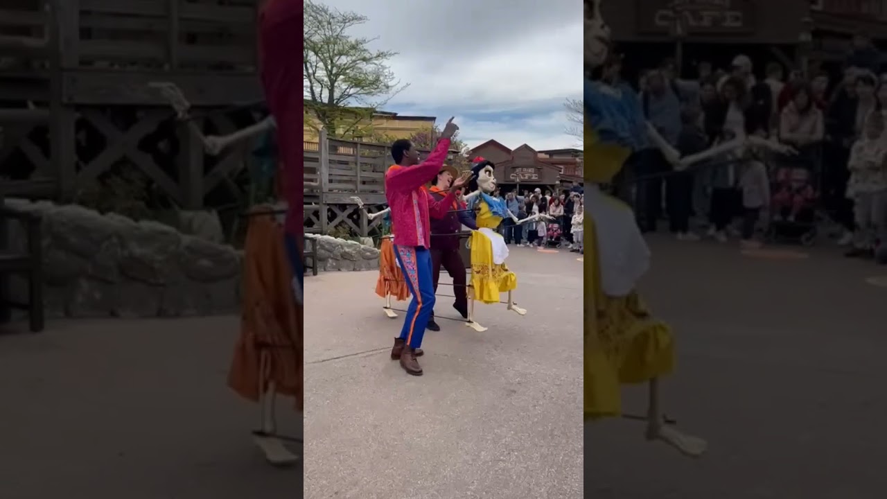 coco #disney #fun #shorts #viral #insidears  #disneylandparis #dance #disneyparks #80smusic #coco