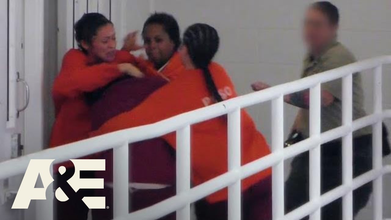 60 Days In: The Toilet Paper Fight (Season 5 Flashback) | A&E