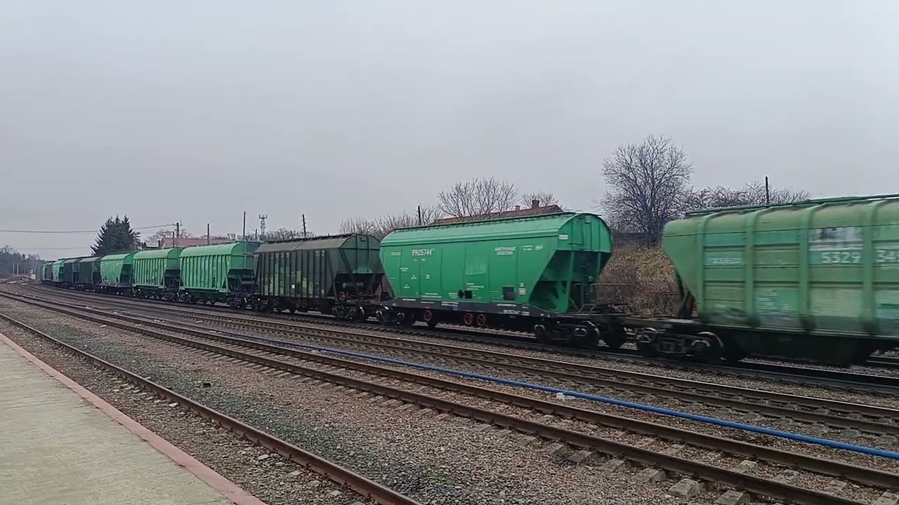 2ТЭ25Км-0001 с грузовым поездом проезжает станцию Рада