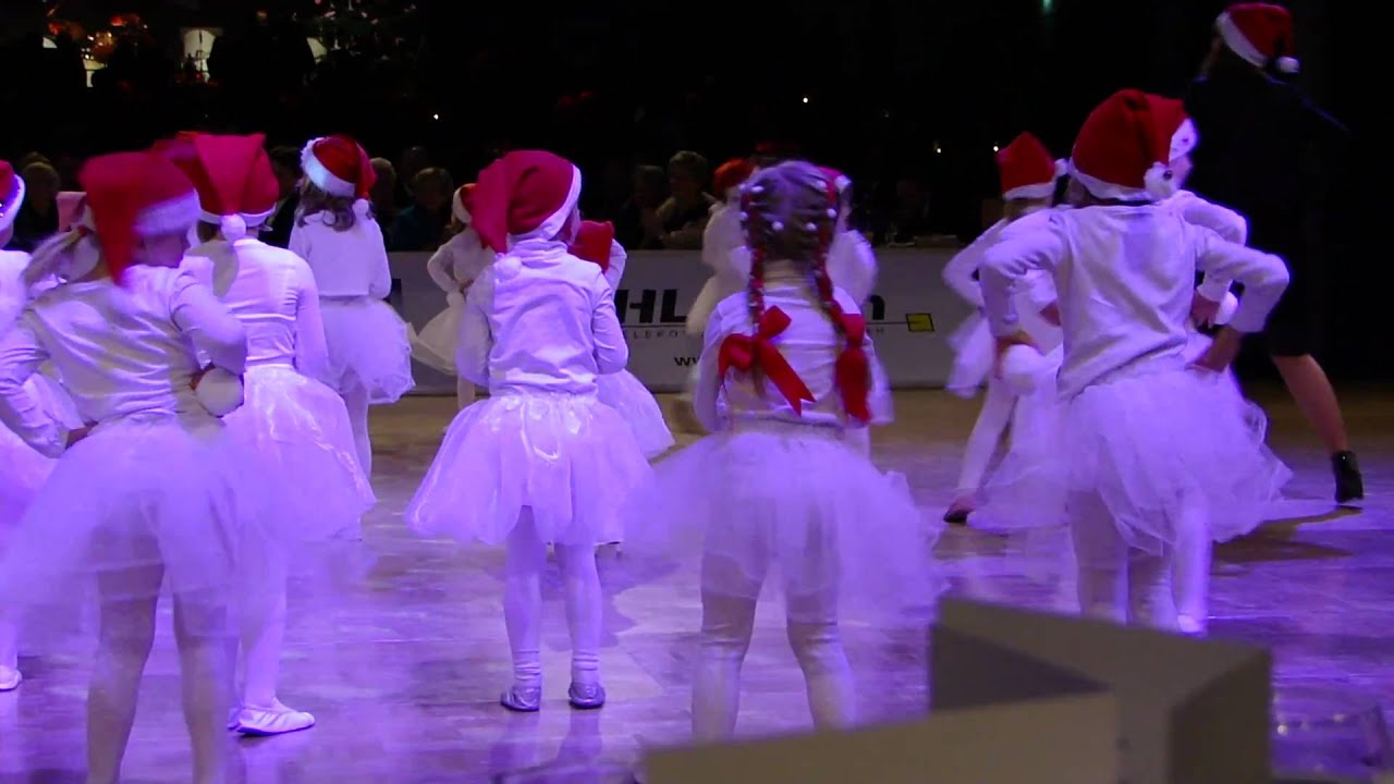 Die Kinder der Tanzschule Oliver & Tina tanzen zur Weltmeisterschaft Kür Standard