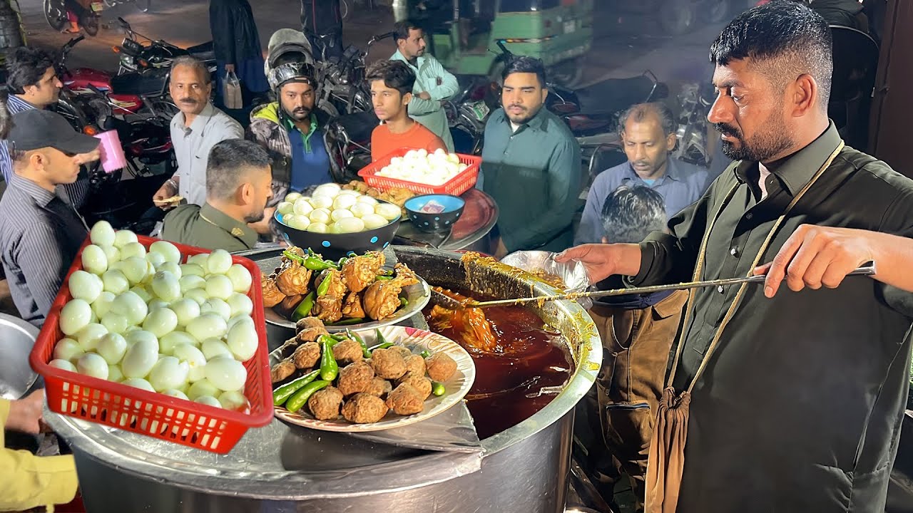 Billa Chanay Wala Famous Chickpea Stew | Lahori Murgh & Anda Chanay | Night Street Food Lahore