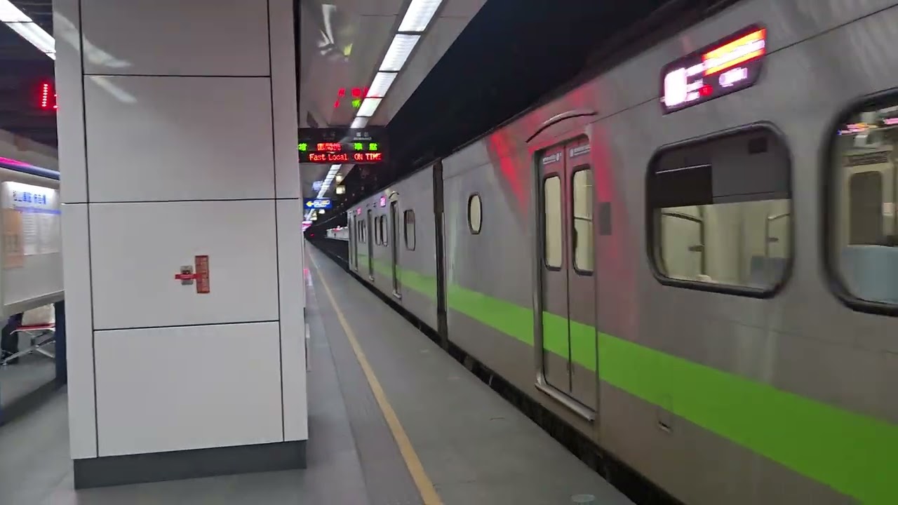 165次南港發車開往台東的西部超優質直達TEMU2000型TEMU2036+TEMU2035原裝普悠猴原裝普猴普悠瑪自強號，和1006次潮州發車開往七堵的銀綠色微笑號EMU900型EMU925區間快車