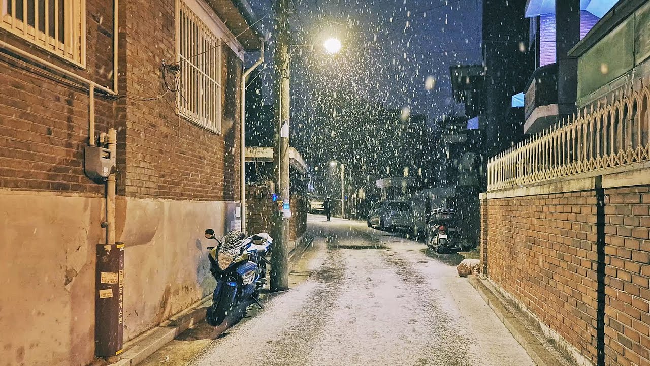 [4K] Snowy Midnight Walk - Seoul Oldtown Small Alleys ASMR | 자정의 아무도 없는 눈내리는 서울 골목길 풍경,  소복소복 서울 야경