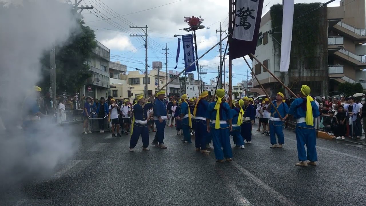 1　糸満大綱引　新屋敷旗頭　演舞（2025年10月6日）ファミリーマート糸満小学校前