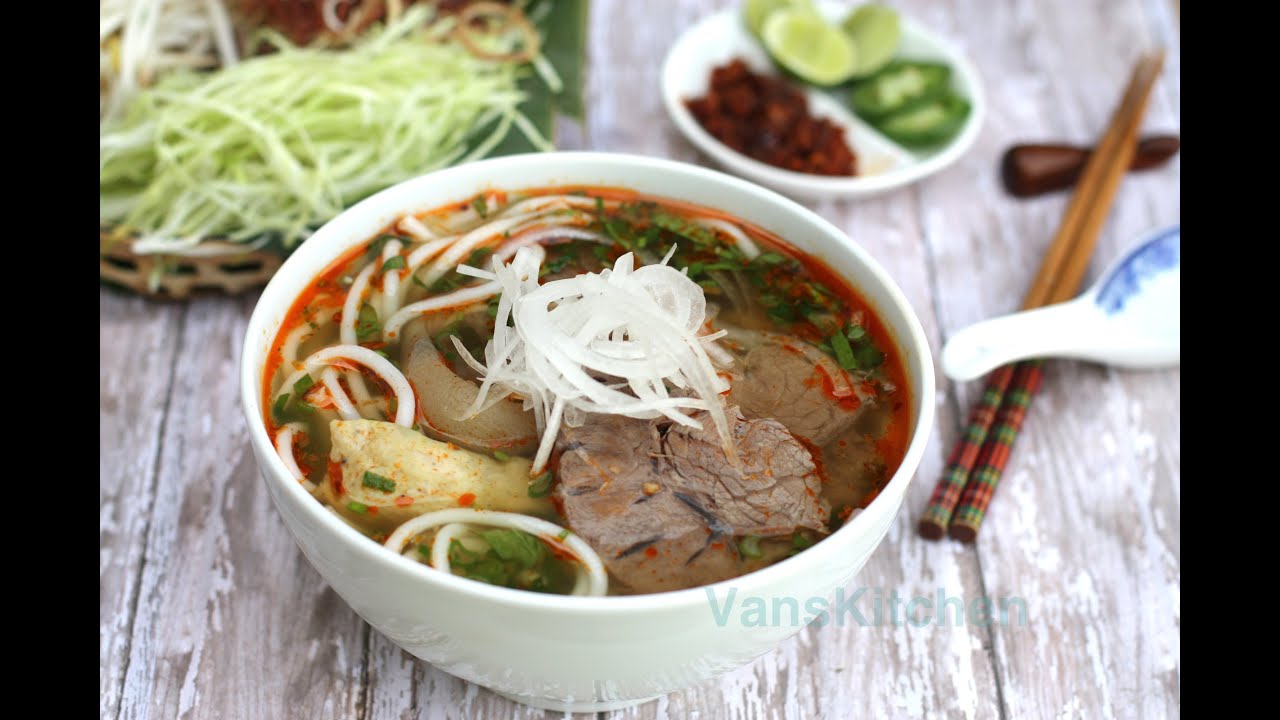 How to make Bun Bo Hue (Vietnamese spicy beef noodle soup)