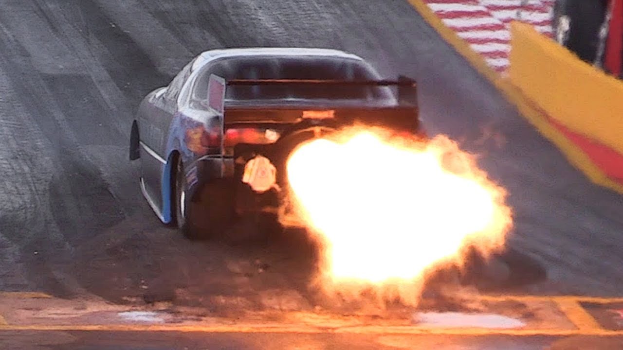Jet Funny Car's Throttle Blips/Afterburner Pops sound like a Battlefield! NitrOlympX 2017 Final Show