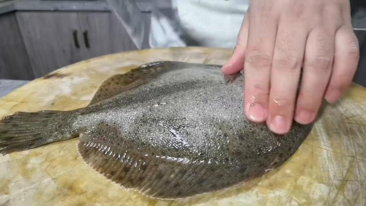年夜饭餐桌必需要有的清蒸鱼教学来了，鲜香软嫩大家都抢着吃#美食 #年夜饭 #家常菜 #多宝鱼