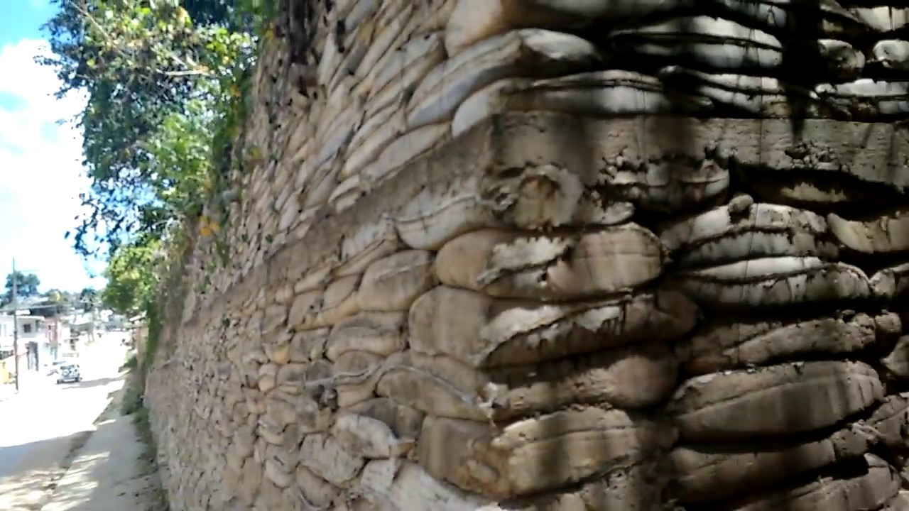 FIZERAM MURO DE ARRIMO COM SACOS DE TERRA ISSO E SEGURO? DIY COM MACETES DA CONSTRUÇÃO