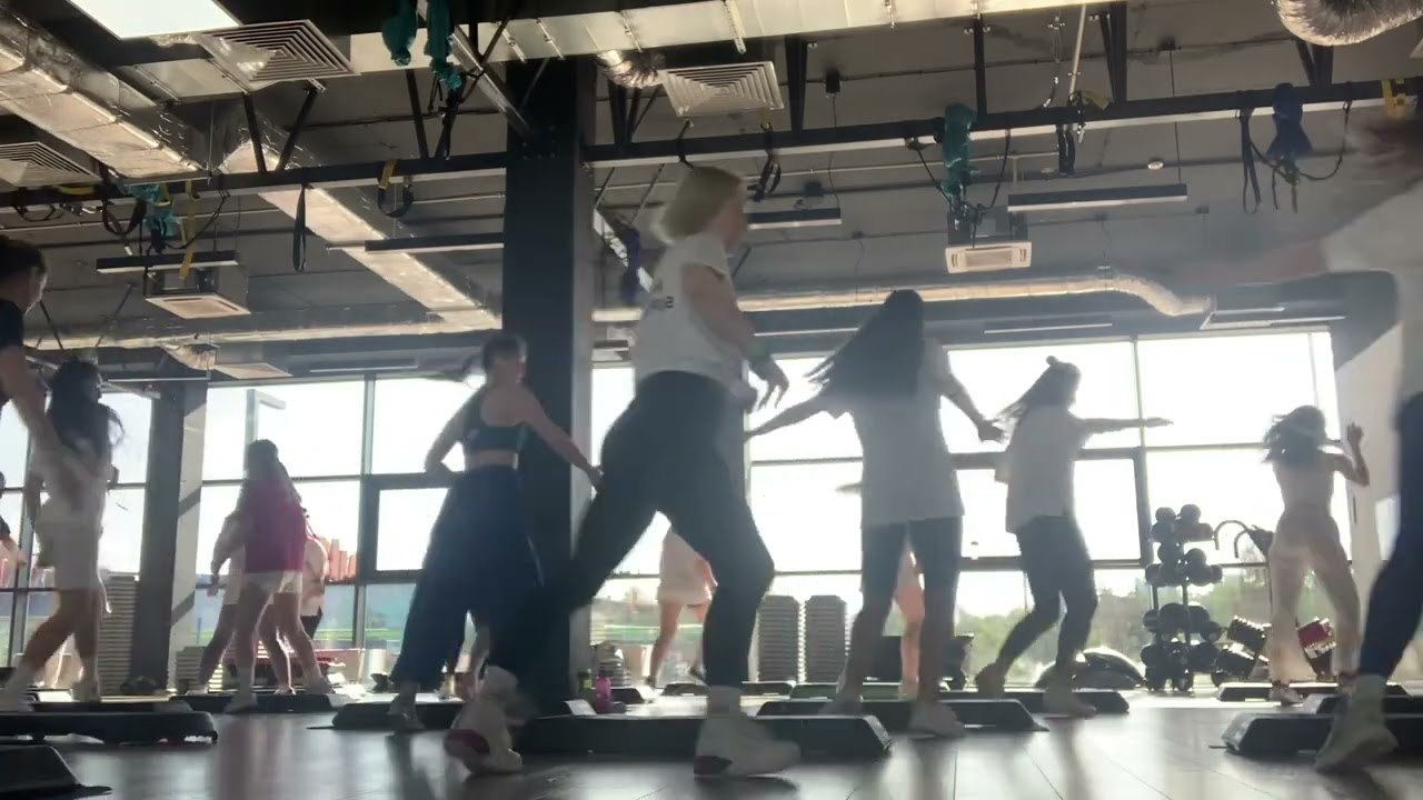 МК step. Движения те же, но музыка и темп разные. Кайф 😎 одинаковый!!!!!!