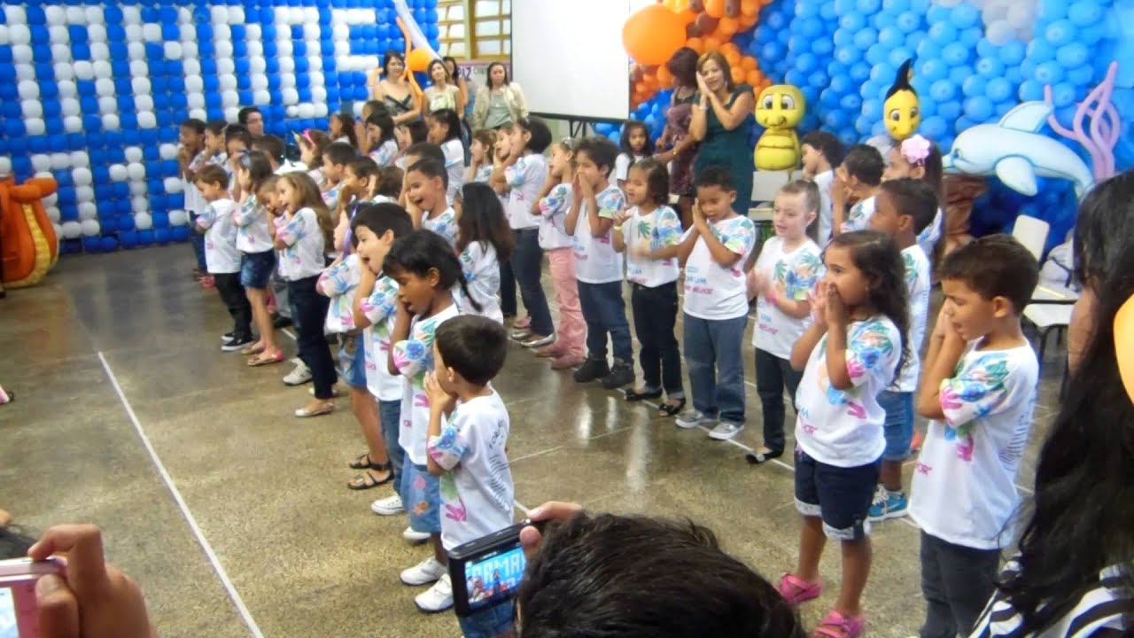 Apresentação da musica Lá vou eu pelos alunos das professoras Solange, Cris e Lucimar.