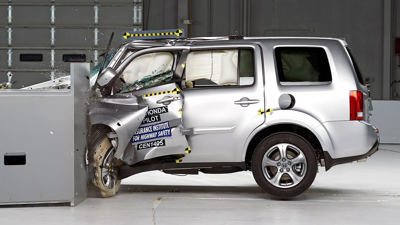 2014 Honda Pilot driver-side small overlap IIHS crash test