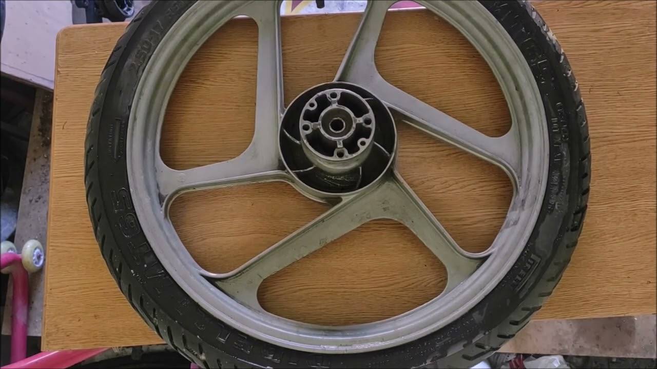 Dae's motos montando la rueda trasera y amortiguadores de la derbi variant