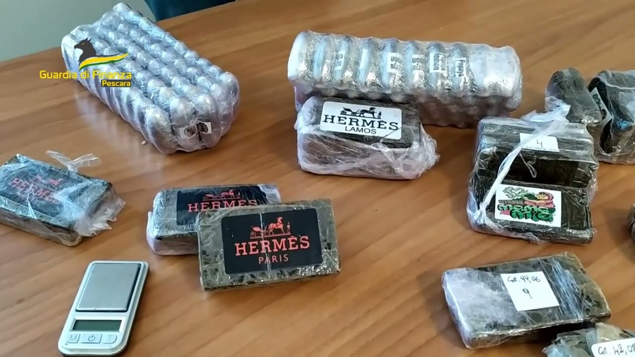 Pescara, droga con il figlio in casa: arrestato pusher con tre kg di hashish