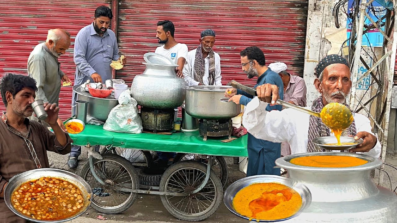 30/- Rs- 50 YEAR'S OLD ROADSIDE PAKISTANI CHOLE BREAKFAST 😍 | CHACHA GE SELLING BEST HALEEM & CHANAY