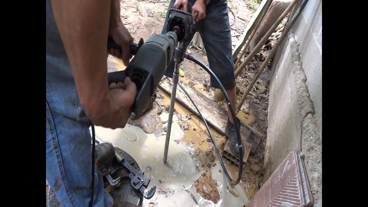 Máquina de furar poço artesiano feito com uma furadeira manual. incredible invention
