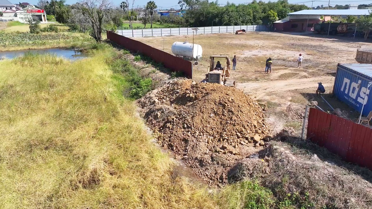 Interesting!!Komatsu Bulldozer Pushing Stone Into Water With 25T Dump Trucks Transporting Stone