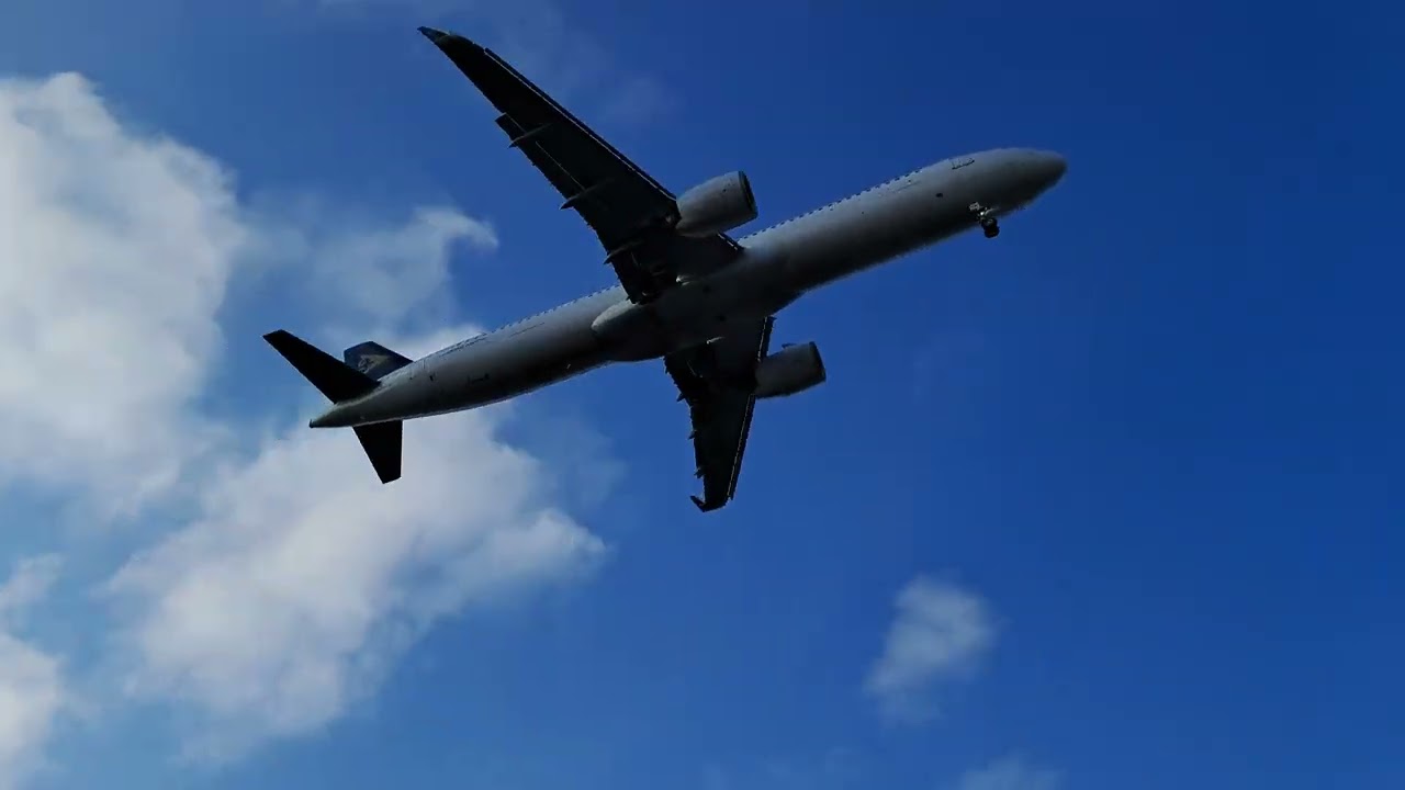 Landing in Almaty ALA Airbus A320-271LR Air Astana Ұшақтың қону Посадка в Алматы