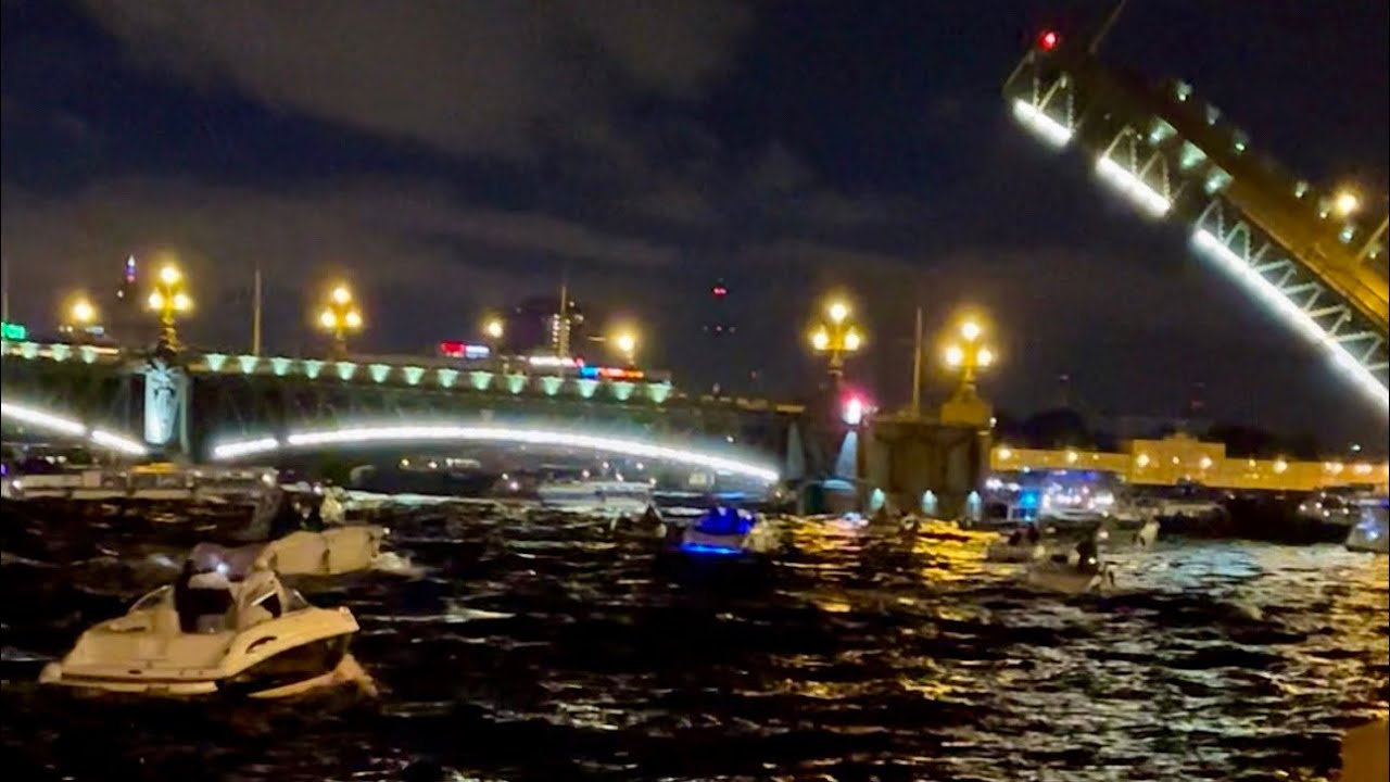 Bridges are opening in St. Petersburg. Sorry about the quality, it's 1:00 AM. #saintpetersburg