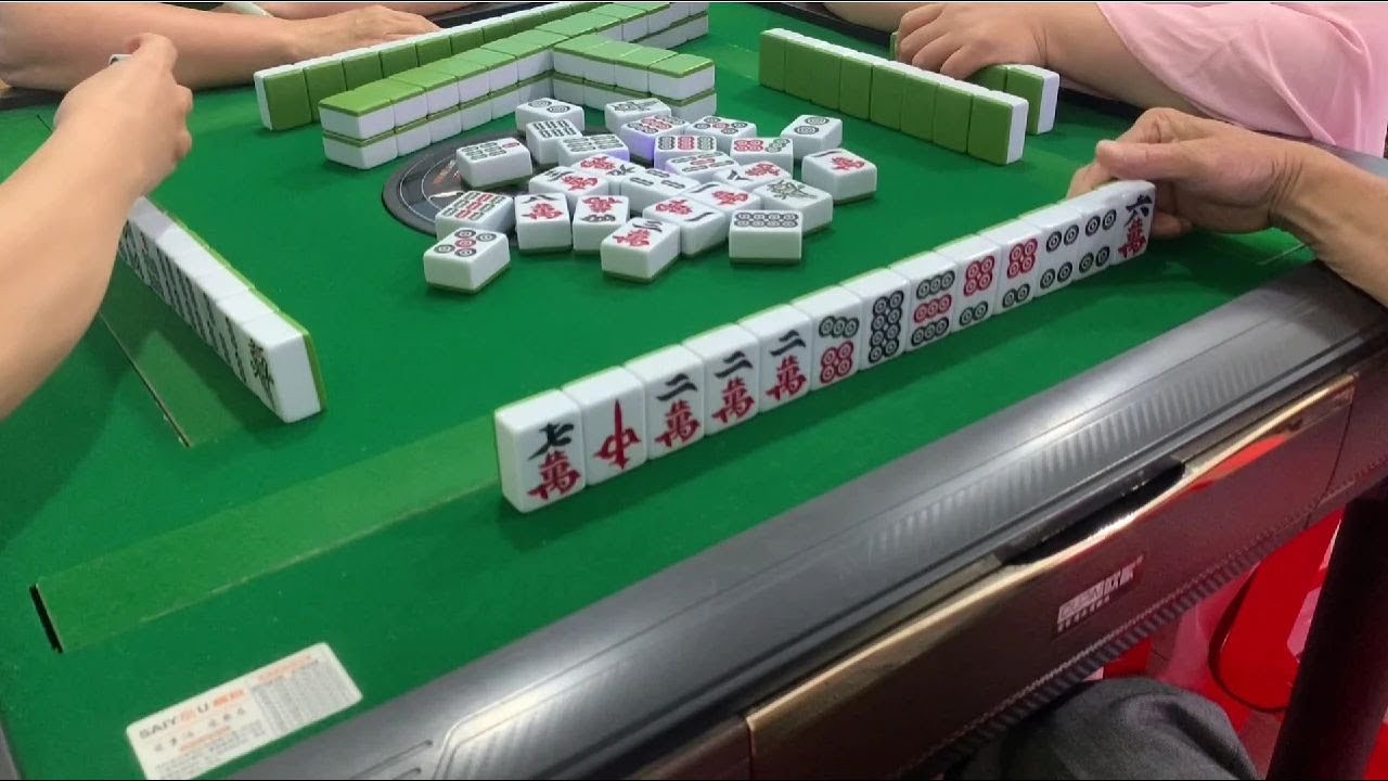 红中麻将不中当全中之赌神大战三女，拆牌选的好，自摸没得牌