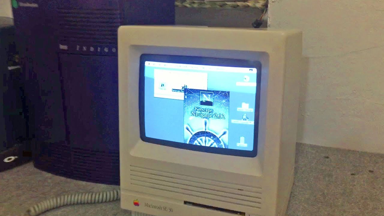 Macintosh SE30 navegando por internet con Netscape Navigator