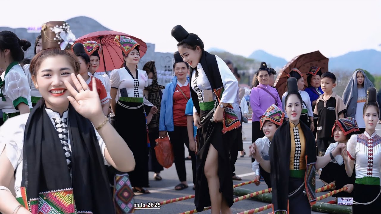 Lễ hội hoa ban sơn la 2025 trình diễn trang phục hội trại dân tộc & điệu xoè thái phần 1