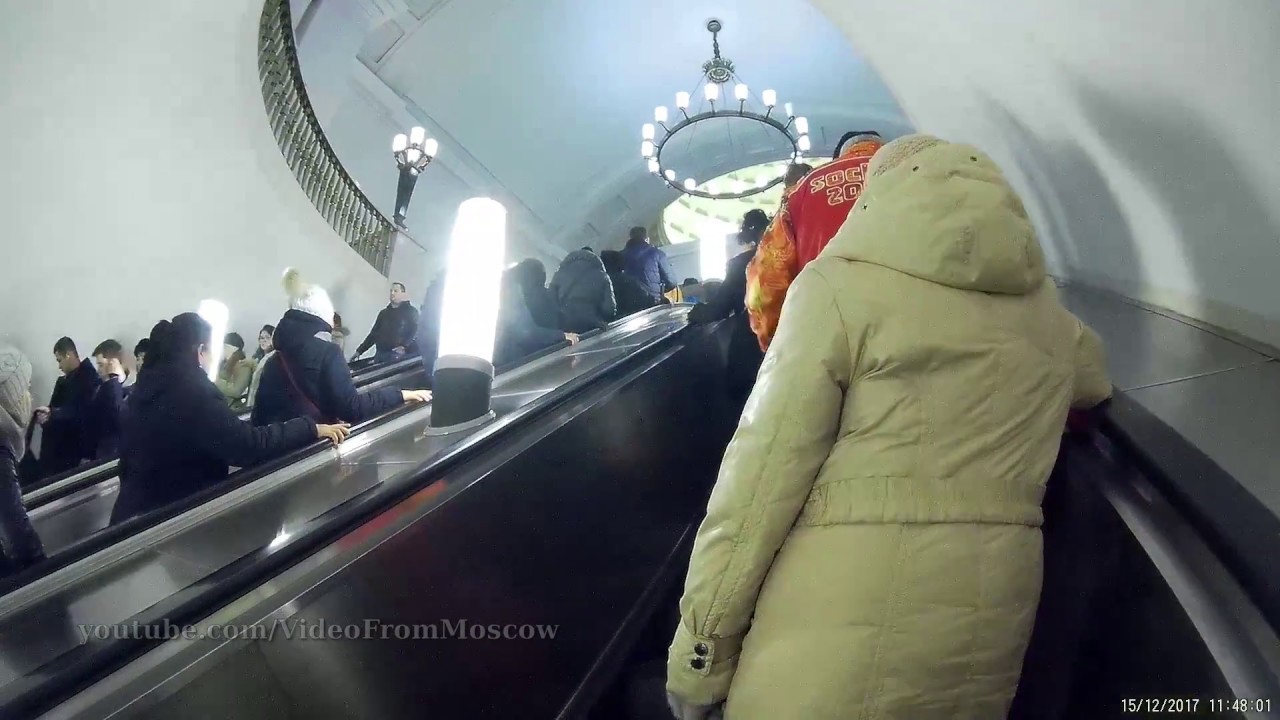 Свистящий поезд метро и выход в город на Парке культуры // 2017