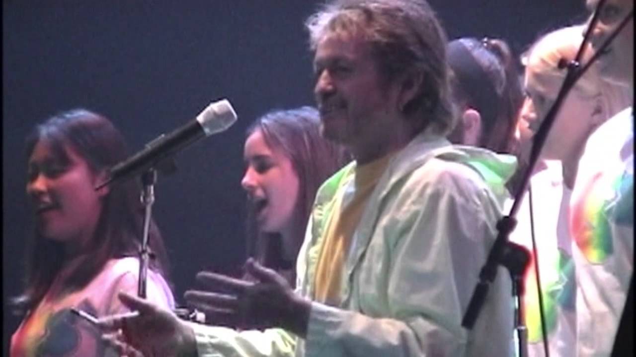 YES & THE LINCOLNWOOD CHORALE Sing NINE VOICES At THE CHICAGO THEATRE