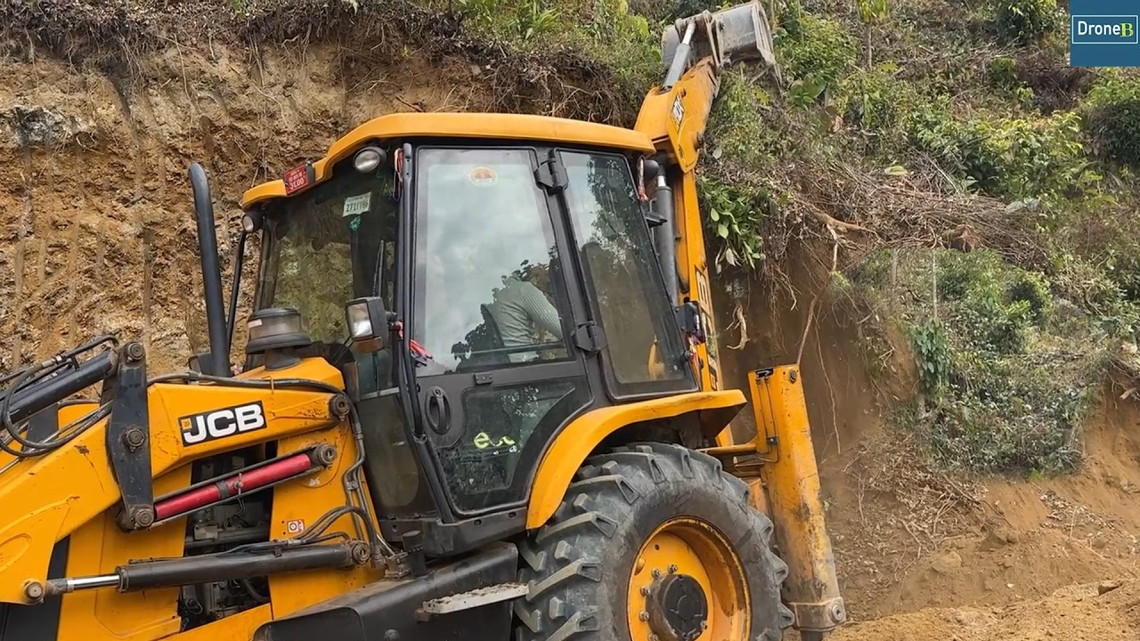 JCB Carves Mountain Perfectly for Spacious House Backyard and Foundation Area
