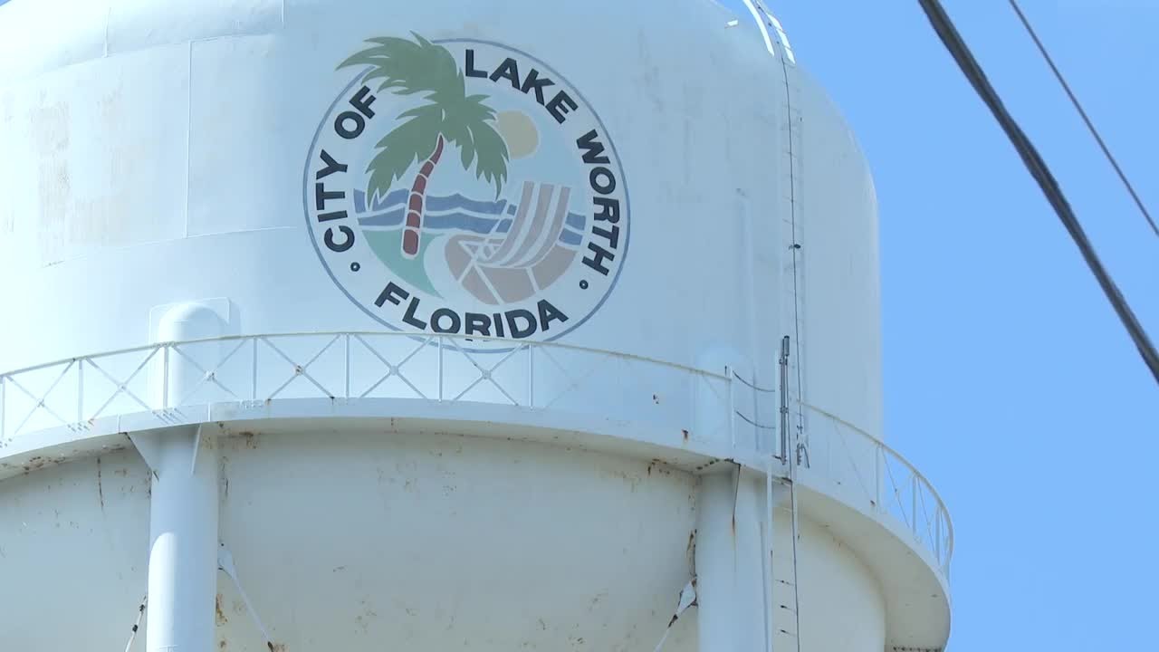 Lake Worth Beach demolishes longtime water tower over safety concerns