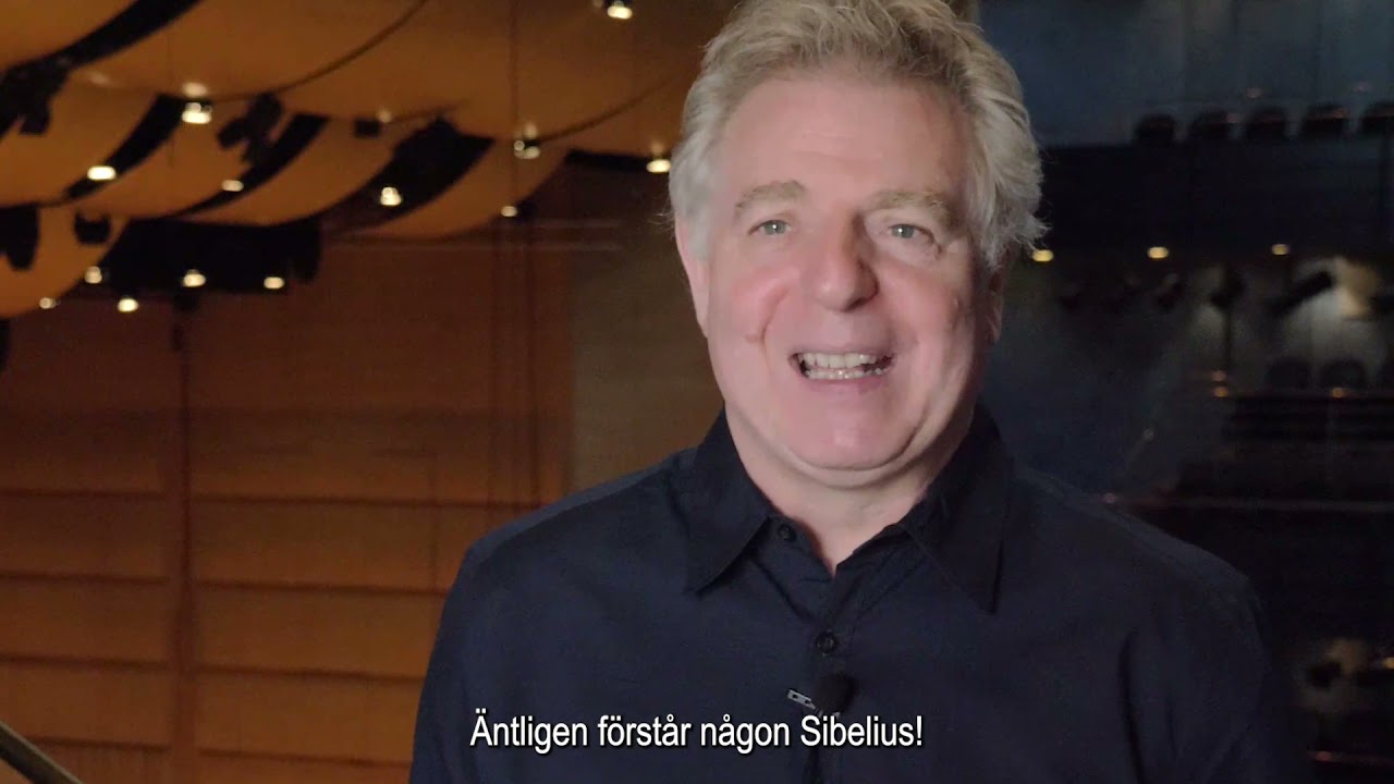 Chefdirigent Karl-Heinz Steffens välkomnar publiken tillbaka