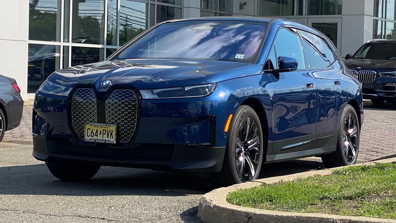 Walk Around and Overview: 2022 BMW iX xDrive50