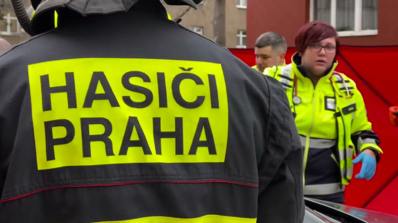 Hasiči vyprostili dvě dospělé osoby a jedno dítě po nehodě auta a tramvaje v Praze 3