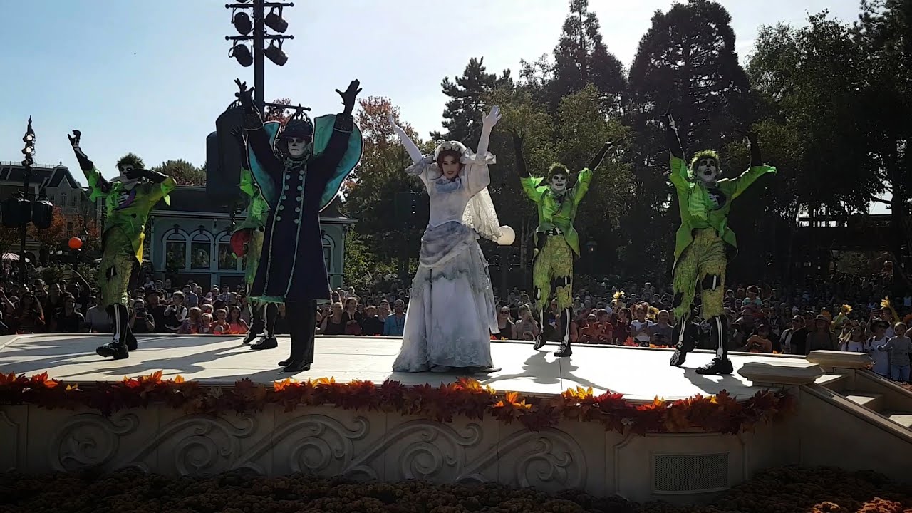 Disneyland Paris : Parade d'Halloween 2018 avec Mélanie Ravenswood et le Fantôme de Phantom Manor
