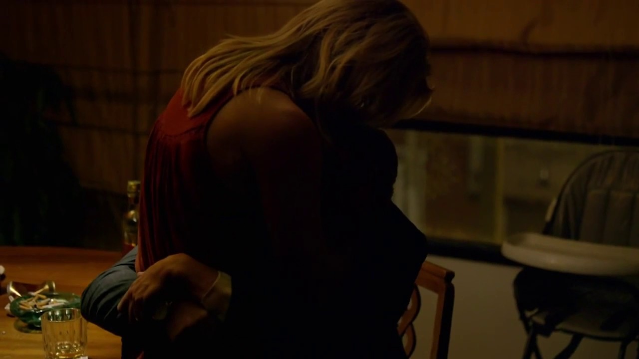 Steve Murphy gets emotional and hugs his wife Connie (Narcos S02E4 - Boyd Holbrook, Joanna Christie)